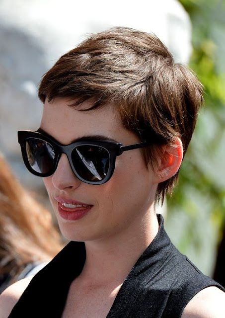 Anne Hathaway: στα μαύρα και της πάει