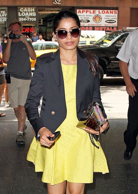 Τα oversized γυαλιά της είναι η νέα αγάπη της Freida Pinto
