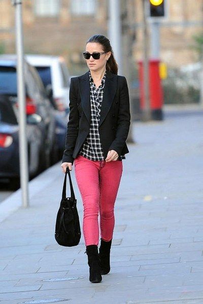 Οι celebrities λατρεύουν τα neon παντελόνια!