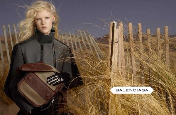 Η Balenciaga με 80s διάθεση