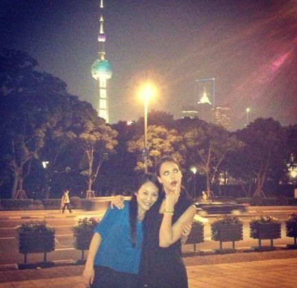 Jessica Alba: Ταξίδεψε στη Shanghai και ανέλαβε χρέη paparazzi