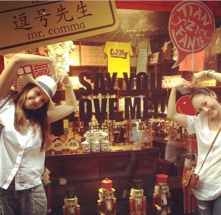 Jessica Alba: Ταξίδεψε στη Shanghai και ανέλαβε χρέη paparazzi