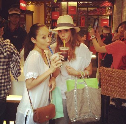 Jessica Alba: Ταξίδεψε στη Shanghai και ανέλαβε χρέη paparazzi