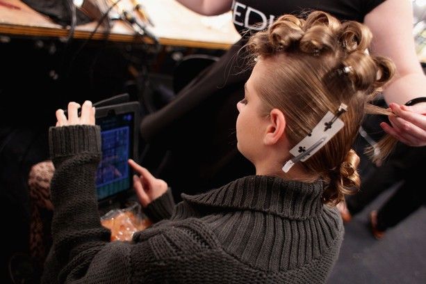 iPad: το αγαπημένο gadget των top models στα παρασκήνια