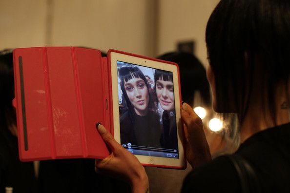 iPad: το αγαπημένο gadget των top models στα παρασκήνια