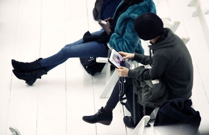 iPad: το αγαπημένο gadget των top models στα παρασκήνια
