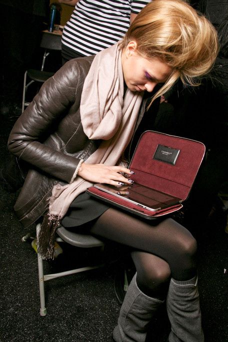 iPad: το αγαπημένο gadget των top models στα παρασκήνια