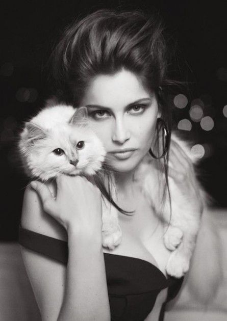 Η προκλητική φωτογράφιση της Laetitia Casta δια χειρός Karl Lagerfeld!
