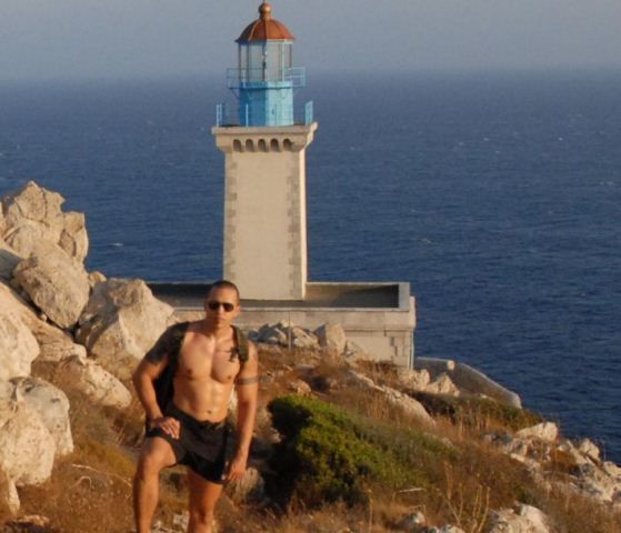 Ηλιάς Κασιδιάρης: Ποζάρει ημίγυμνος