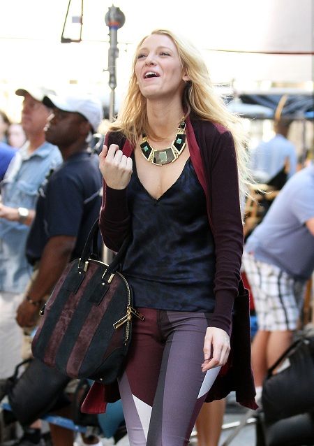 Blake Lively: φθινοπωρινή γεωμετρία στο Gossip Girl