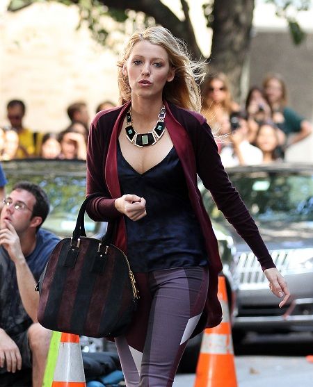 Blake Lively: φθινοπωρινή γεωμετρία στο Gossip Girl