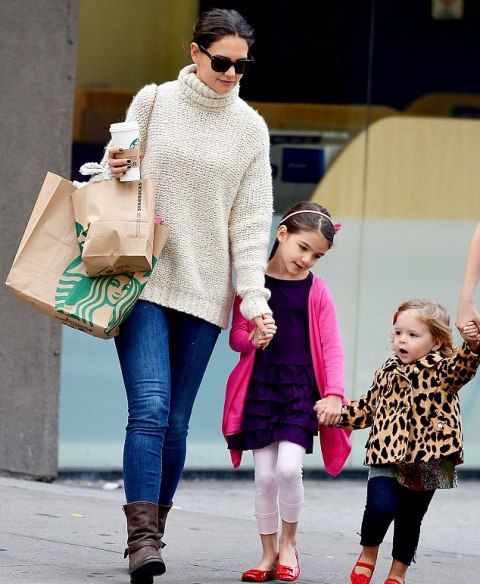 Επιτέλους η Suri Cruise κάνει παρέα με παιδάκι της ηλικίας της