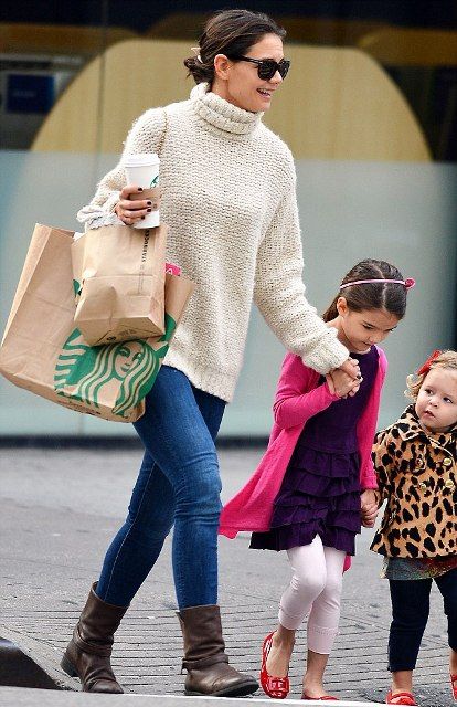 Επιτέλους η Suri Cruise κάνει παρέα με παιδάκι της ηλικίας της