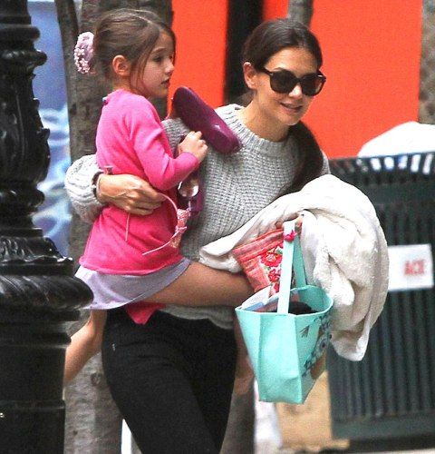 Επιτέλους η Suri Cruise κάνει παρέα με παιδάκι της ηλικίας της