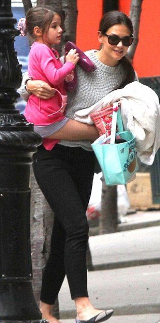 Επιτέλους η Suri Cruise κάνει παρέα με παιδάκι της ηλικίας της