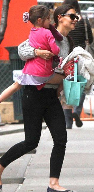 Επιτέλους η Suri Cruise κάνει παρέα με παιδάκι της ηλικίας της