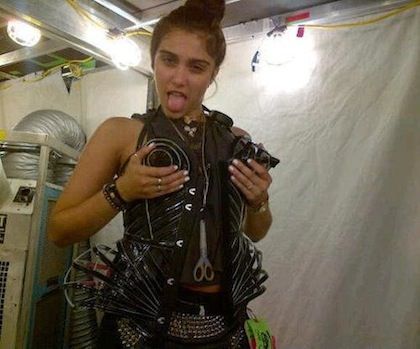 Η κόρη της Madonna τρυπώνει στα παρασκήνια του MDNA Tour και μας τα λέει όλα