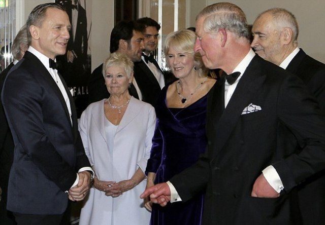 Ποιο κορίτσι του Bond πήγε στην πρεμιέρα του Skyfall με διαμαντένιο «τατουάζ»;