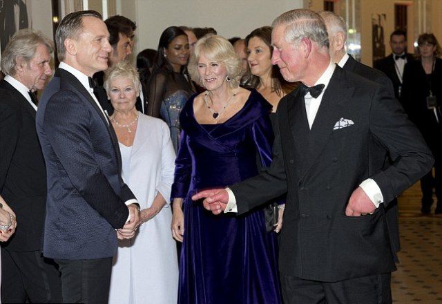 Ποιο κορίτσι του Bond πήγε στην πρεμιέρα του Skyfall με διαμαντένιο «τατουάζ»;