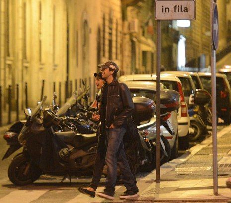 Ποιο διάσημο ζευγάρι αγκαλιαζόταν και φιλιόταν με πάθος, σε όλη τη Ρώμη χθες το βράδυ;