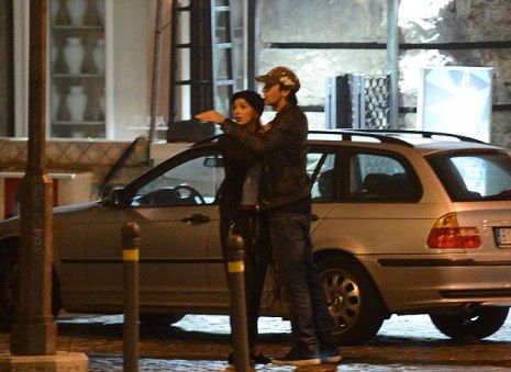 Ποιο διάσημο ζευγάρι αγκαλιαζόταν και φιλιόταν με πάθος, σε όλη τη Ρώμη χθες το βράδυ;