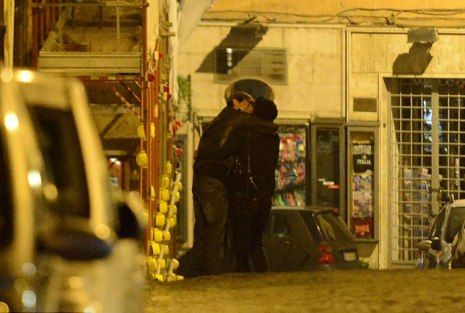 Ποιο διάσημο ζευγάρι αγκαλιαζόταν και φιλιόταν με πάθος, σε όλη τη Ρώμη χθες το βράδυ;