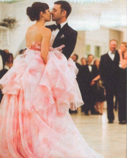 Giambattista Valli: Ο σχεδιαστής μιλάει για το ροζ νυφικό της Jessica Biel