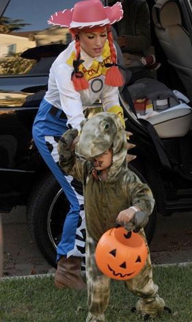 Hollywood report: δείτε πώς ντύνονται για το Halloween τα διάσημα πιτσιρίκια