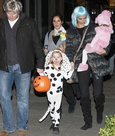 Hollywood report: δείτε πώς ντύνονται για το Halloween τα διάσημα πιτσιρίκια