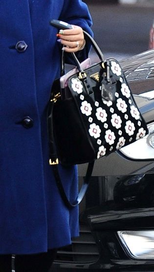 H νέα Prada τσάντα της Lily Allen
