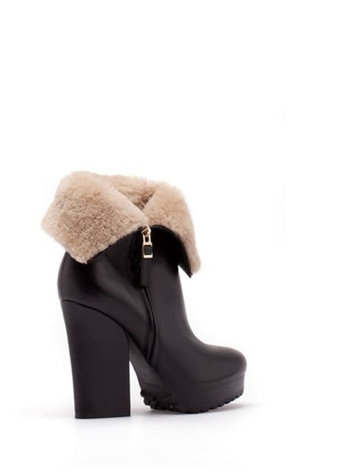Τα γούνινα ankle boots του Uterque