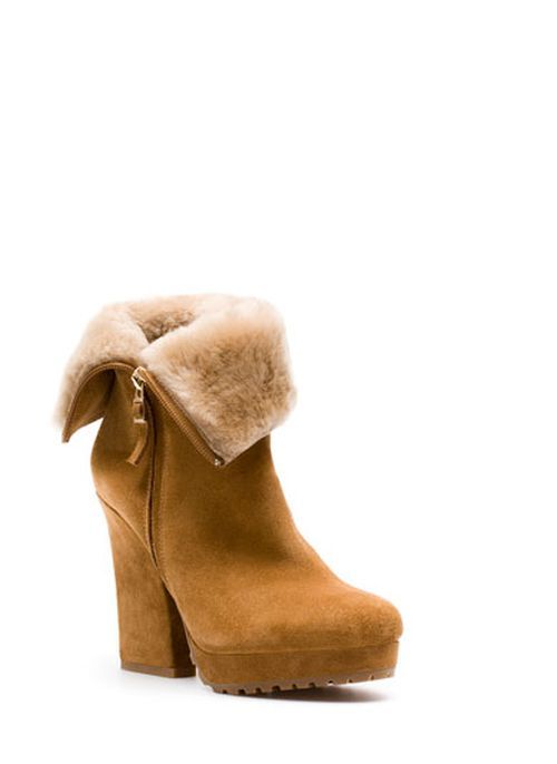 Τα γούνινα ankle boots του Uterque