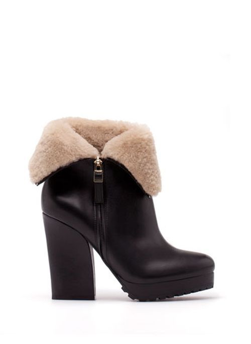 Τα γούνινα ankle boots του Uterque