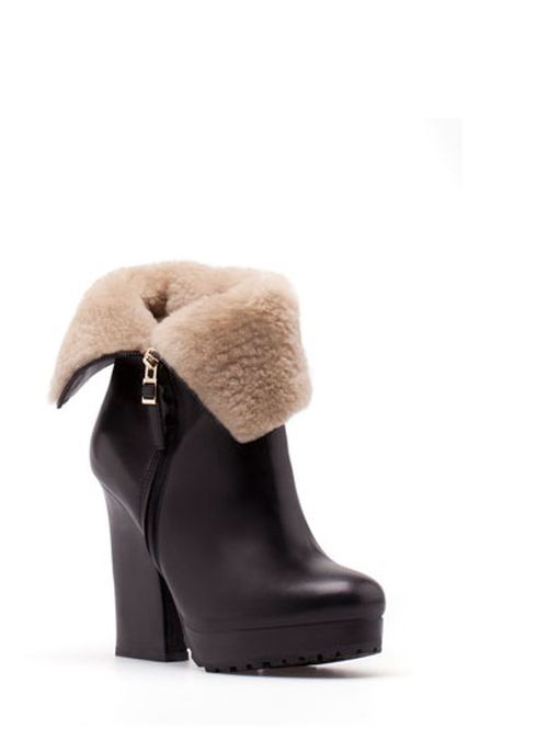 Τα γούνινα ankle boots του Uterque