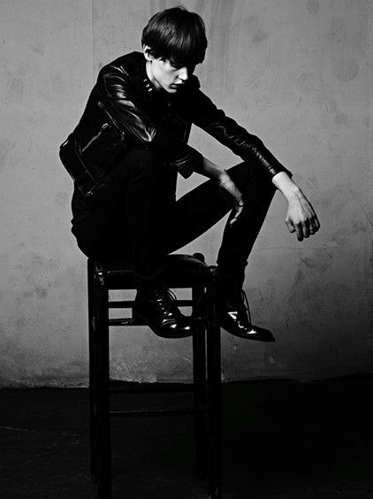 Μια γυναίκα πρωταγωνιστεί στη νέα Saint Laurent ανδρική καμπάνια
