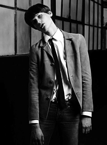 Μια γυναίκα πρωταγωνιστεί στη νέα Saint Laurent ανδρική καμπάνια