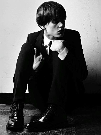 Μια γυναίκα πρωταγωνιστεί στη νέα Saint Laurent ανδρική καμπάνια