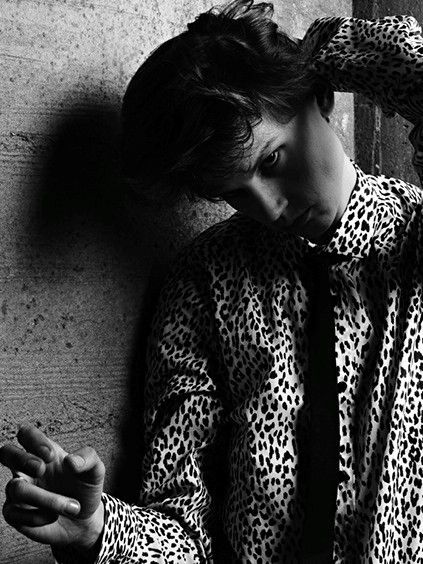 Μια γυναίκα πρωταγωνιστεί στη νέα Saint Laurent ανδρική καμπάνια
