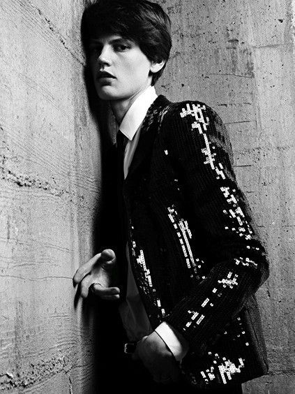 Μια γυναίκα πρωταγωνιστεί στη νέα Saint Laurent ανδρική καμπάνια