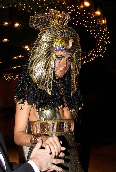 Heidi Klum: μεταμφιέστηκε σε Κλεοπάτρα (έστω και καθυστερημένα)