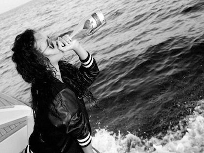 Rihanna: ημίγυμνη για άλλη μία φορά στο διαδίκτυο