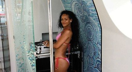Rihanna: ημίγυμνη για άλλη μία φορά στο διαδίκτυο
