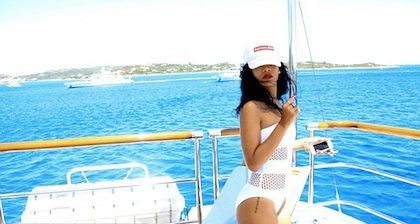 Rihanna: ημίγυμνη για άλλη μία φορά στο διαδίκτυο