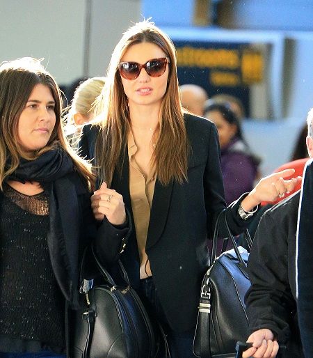 Miranda Kerr: κομψή στο αεροδρόμιο της Νέας Υόρκης
