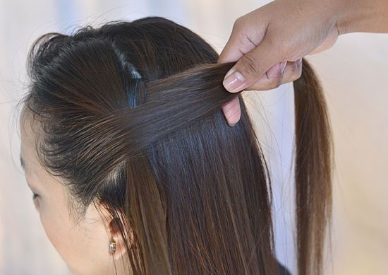 Πώς να φτιάξετε σε μόλις 3 λεπτά την τέλεια πλεξούδα-στεφάνι!