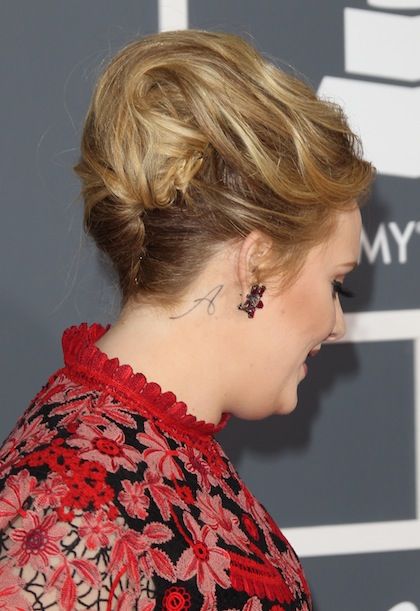 Για ποιον άντρα έκανε τατουάζ η Adele;