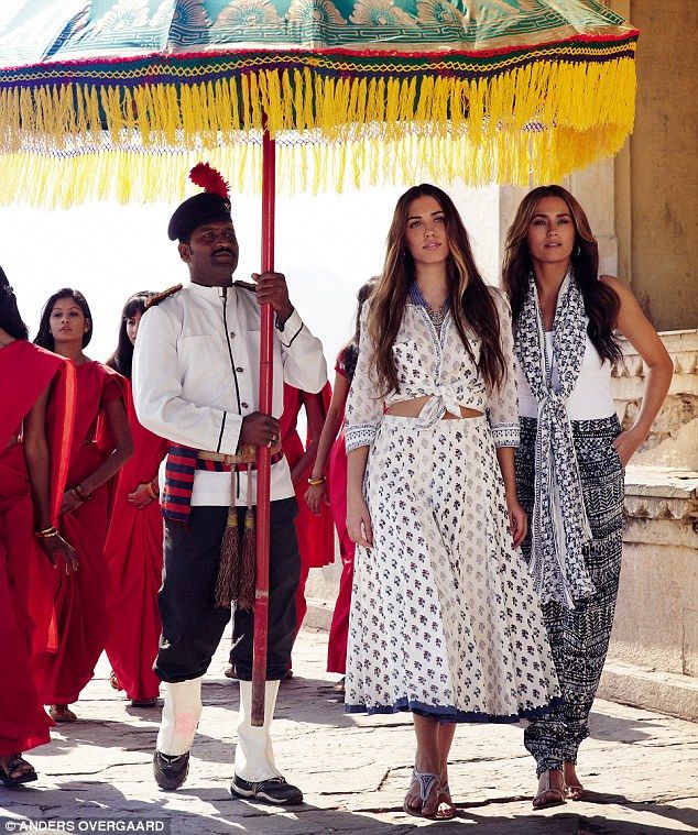 H Yasmin Le Bon στα 48 της μοιάζει συνομήλικη με την κόρη της Amber