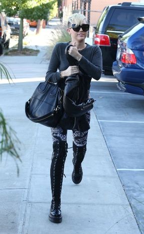 O Liam Hemsworth ξενιτεύτηκε για να ξεφύγει από την Miley;