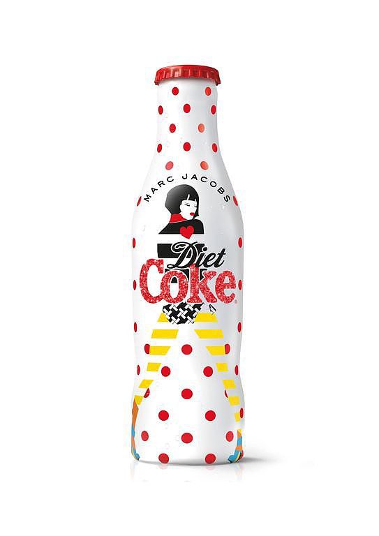 O Marc Jacobs με φούστα στην καμπάνια της Diet Coke