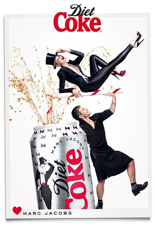 O Marc Jacobs με φούστα στην καμπάνια της Diet Coke